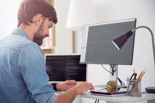 Homem programação no computador — Fotografia de Stock