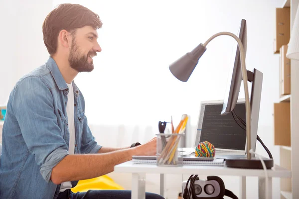 Homme regardant l'écran de l'ordinateur — Photo