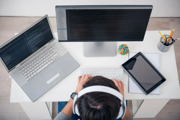 Man die aan de computer werkt — Stockfoto