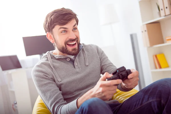 Homme jouant à des jeux vidéo et tenant joystick — Photo