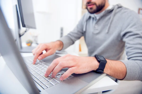 Homem jogando videogames e segurando joystick — Fotografia de Stock