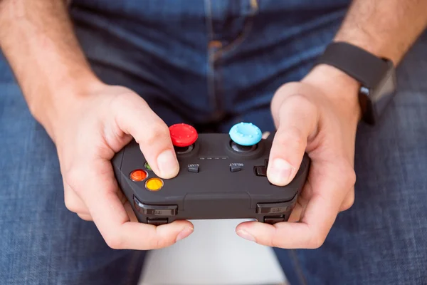 Uomo che tiene joystick in entrambe le mani — Foto Stock