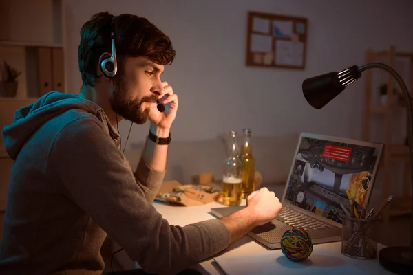 Cara tendo um descanso depois do trabalho — Fotografia de Stock