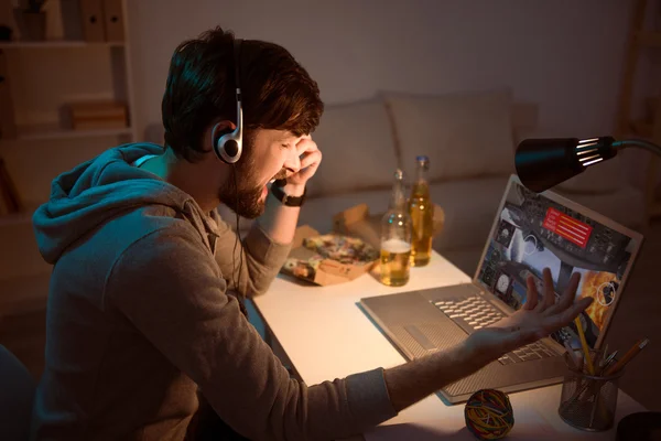 Homem usando fone de ouvido e jogando videogame — Fotografia de Stock