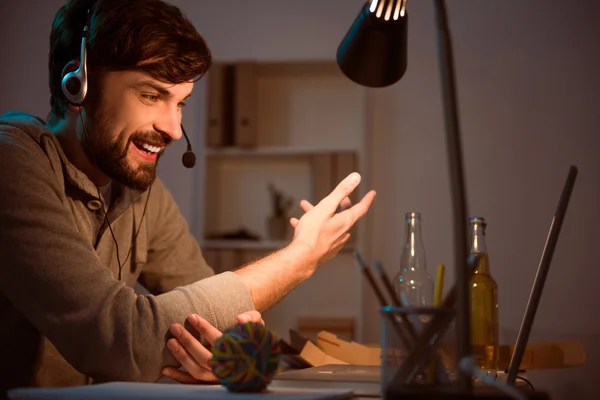 Mann benutzt Headset und spielt Videospiel — Stockfoto