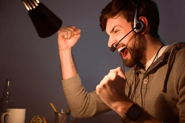 Aufgeregter Mann freut sich über einen Sieg — Stockfoto