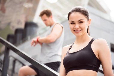 Kameraya bakan kadın.