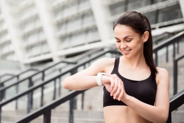 Bir kadın saatine bakıyor.