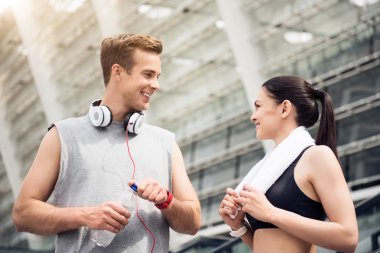 Adam ve kadın şehirde çalışıyor