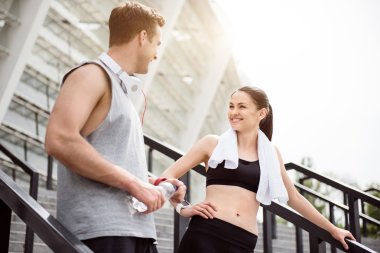 Adam bir kadına bakan