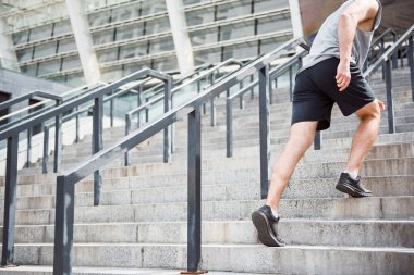 Merdivenlerden çıkan adamın bacakları