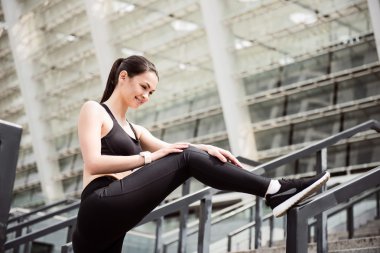 genç kadın çalıştırmadan önce germe