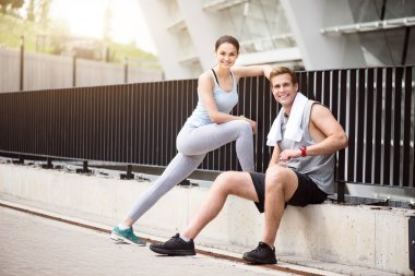 kadın ve adam kameraya bakan