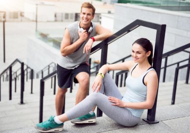 Eğitimden sonra dinlenen çift