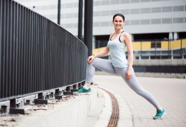 genç bir kadın önce eğitim germe