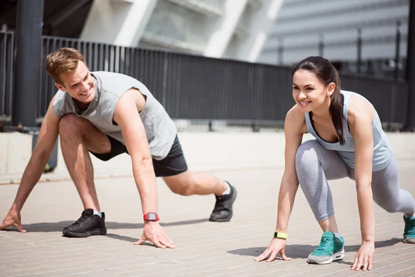 Kazanmaya hazır kadına bakan adam