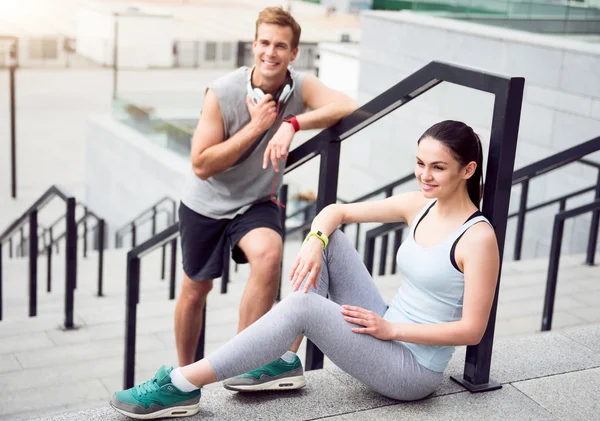 Eğitimden sonra dinlenen çift