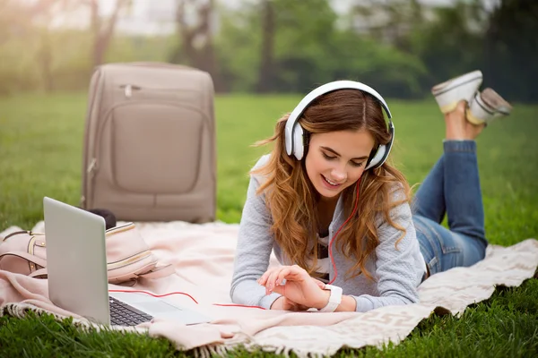 Mujer joven moderna en un parque — Foto de Stock