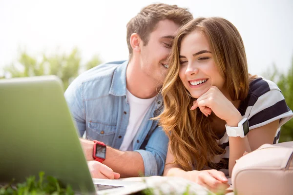 Moderne jonge mensen in een park — Stockfoto