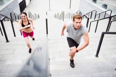 Erkek ve kadın merdivenlerde koşma