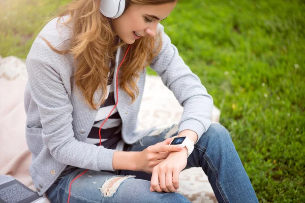 Mujer joven moderna en un parque — Foto de Stock