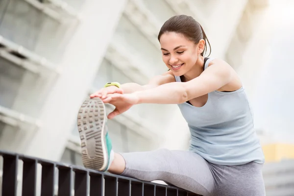 Vrouw die zich uitstrekt voordat u in de stad — Stockfoto