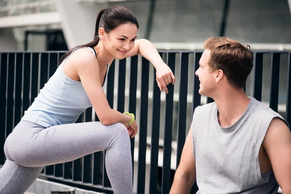 Mujer mirando a un hombre — Foto de Stock