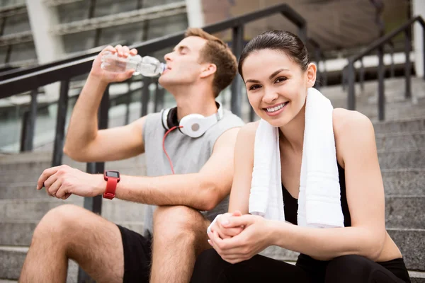 Adam ve kadın merdivenlerde oturuyor.