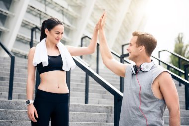 Onlar birlikte şehirde çalışıyor