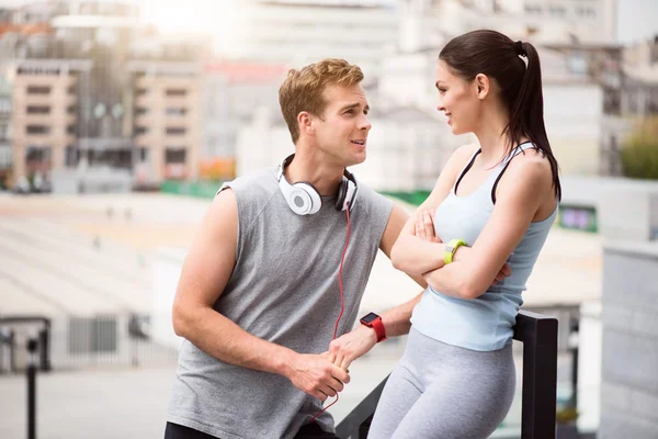 Hombre y mujer teniendo conversación — Foto de Stock