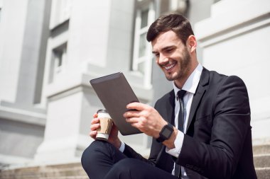 Neşeli adam ayak üzerinde dinlenme