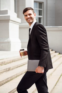 Pozitif adam ayak üzerinde ayakta