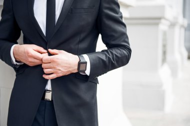 Ceketini tutan hoş iş adamı