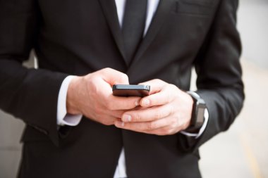Hoş adam tutarak akıllı telefon