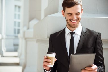 Pozitif içerik adam tablet kullanma