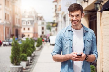 Hoş neşeli adam sokakta ayakta