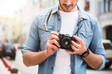 Hoş neşeli adam sokakta ayakta