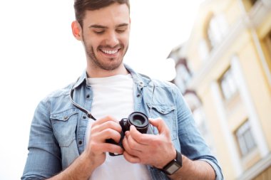 Sokakta duran hoş gülümseyen adam