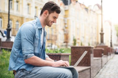 Sokakta oturan olumlu adam