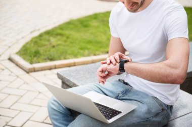 Dizüstü bilgisayar kullanan hoş çok mutlu adam