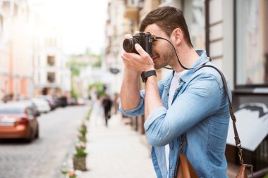 Neşeli mutlu adam alarak fotoğraf