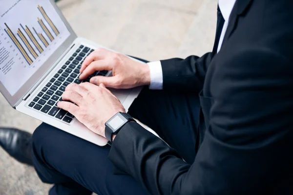 Geschäftiger Geschäftsmann mit Laptop — Stockfoto