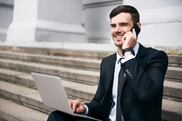 Positieve zakenman praten op mobiele telefoon — Stockfoto