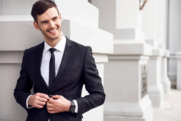 Cheerful man leaning on the wall — Stock Photo, Image