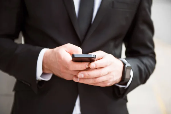 Hyggelig mann med smarttelefon. – stockfoto