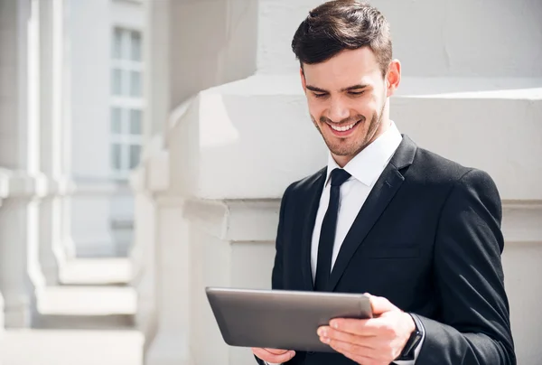 Homem alegre usando tablet — Fotografia de Stock