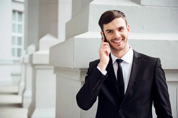 Positive man talking on cell phone — Stock Photo, Image
