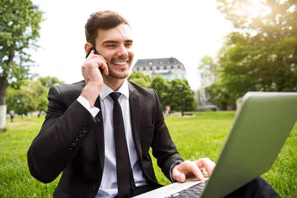 Positive man talking on cell phone — Stock Photo, Image