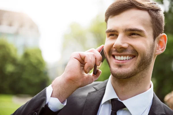 Homem positivo falando no celular — Fotografia de Stock