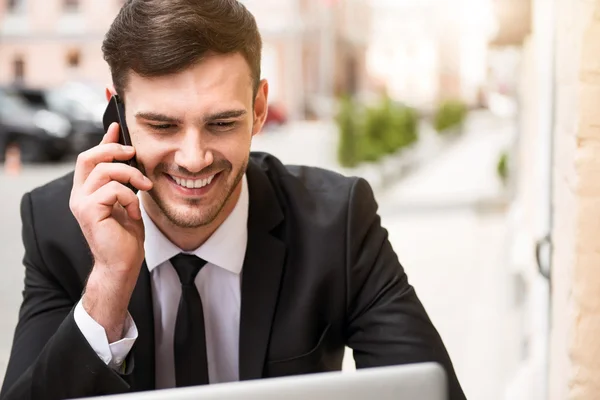 Homem alegre falando no celular — Fotografia de Stock